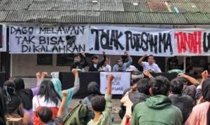 SAMPAIKAN TUNTUTAN: Warga Dago Elos dan sejumlah awak media menghadiri diskusi dalam konferensi pers Dago Melawan di Balai RW Dago Elos, Kota Bandung, Selasa 14 Juni 2023. (DOK/JABAREKSPRES)