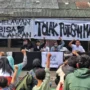SAMPAIKAN TUNTUTAN: Warga Dago Elos dan sejumlah awak media menghadiri diskusi dalam konferensi pers Dago Melawan di Balai RW Dago Elos, Kota Bandung, Selasa 14 Juni 2023. (DOK/JABAREKSPRES)