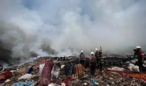 BAU TAK SEDAP: Imbas Tempat Pembuangan Akhir (TPA) sampah Sarimukti terbakar, sejumlah TPS overload di Kota Bandung. (DOK/JABAREKSPRES)