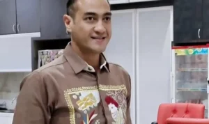 Wajah bahagia dan lega terpancar dari Ferry Irawan saat ia akhirnya menghirup udara bebas setelah menjalani masa tahanan.