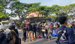 Breaking News! Laka Lantas Motor dan Mobil di Jalan Dr. Djunjunan Kota Bandung (Foto: Atep Hilmansyah/Jabar Ekspres)
