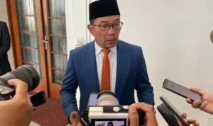 Gubernur Jabar Ridwan Kamil mengatakan bahwa Basarnas dan BNPB akan menggunakan Water Bombing untuk atasai kebakaran TPAS Sarimukti. Jabar Ekspres/Sandi Nugraha.
