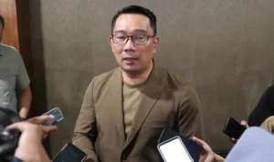 Kebakaran TPAS Sarimukti Belum Padam, Ridwan Kamil Perintahkan Bupati KBB Segera Keluarkan Status Darurat Bencana Gubernur Jabar Ridwan Kamil perintahkan Bupati KBB, Hengky Kurniawan untuk keluarkan status darurat bencana terkait kebakaran TPAS Sarimukti pada Rabu, 23 Agustus 2023. Jabar Ekspres/Sandi Nugraha.