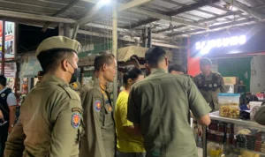 Satpol PP kabupaten Bogor saat menindak warung miras di Kecamatan Ciseeng, Kabupaten Bogor. Foto : Dok Pol PP