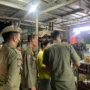 Satpol PP kabupaten Bogor saat menindak warung miras di Kecamatan Ciseeng, Kabupaten Bogor. Foto : Dok Pol PP