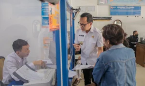Wali Kota Bogor, Bima Arya saat meninjau sejumlah pelayanan di Kantor Disdukcapil Kota Bogor. (Yudha Prananda / Jabar Ekspres)