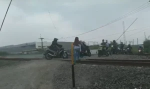 Akses Jalan Penghubung 2 Kecamatan di Kabupaten Bandung akan Ditutup Total oleh PT KAI, Warga Tegas Menolak