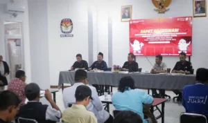 Jajaran KPU Kota Bogor saat menyampaikan hasil verifikasi administrasi perbaikan dokumen persyaratan Bacaleg DPRD Kota Bogor pada Pemilu 2024. (Yudha Prananda / Jabar Ekspres)