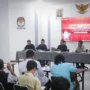 Jajaran KPU Kota Bogor saat menyampaikan hasil verifikasi administrasi perbaikan dokumen persyaratan Bacaleg DPRD Kota Bogor pada Pemilu 2024. (Yudha Prananda / Jabar Ekspres)