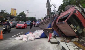 Diduga Rem Blong, Truk Bermuatan Semen Terbalik di Tanjakan Selarong Puncak