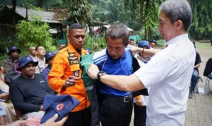 Wakil Wali Kota Bogor, Dedie A. Rachim didampingi Ketua Pelaksana BPBD Kota Bogor, Theo Patrocinio Freitas saat menyematkan atribut tim Katana. (Yudha Prananda / Jabar Ekspres)