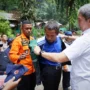 Bencana Hantui Kota Bogor, BPBD Perkuat Mitigasi Lewat Katana Wakil Wali Kota Bogor, Dedie A. Rachim didampingi Ketua Pelaksana BPBD Kota Bogor, Theo Patrocinio Freitas saat menyematkan atribut tim Katana. (Yudha Prananda / Jabar Ekspres)