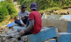 Satu rumah di Bandung Barat ambruk akibat pergerakan tanah. Sabtu (5/23). Foto: BPBD KBB