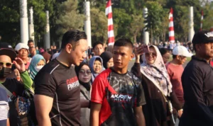 AHY saat lari pagi di Lapangan Gasibu, Bandung, Jawa Barat pada Minggu, 6 Agustus 2023. Jabar Ekspres/Hendrik Muchlison.