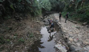 Kepala Desa Tarikolot, Bogor Wawan Kurniawan (Kanan) bersama warga saat mengecek lahan untuk Argowisata. Jabar Ekspres/Sandika Fadilah.