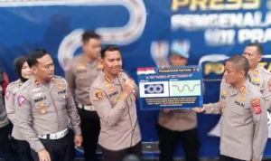Kapolresta Bogor Kota, Kombes Pol Bismo Teguh Prakoso didampingi wakilnya AKPB Eko Prasetyo dan Kasatlantas Kompol Galih Apria menunjukkan sejumlah pembaharuan rute lintasan ujian praktek SIM C, Senin (7/8). (Yudha Prananda / Jabar Ekspres)