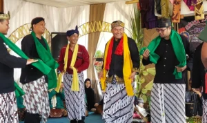 Wabup Sumedang, Erwan Setiawan beserta para pejabat Kecamatan Rancakalong sedang menikmati tarian tarawangsa dalam acara ngalaksa pada Selasa, 8 Agustus 2023. Jabar Ekspres/ Dedi Suhandi.