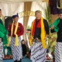 Wabup Sumedang, Erwan Setiawan beserta para pejabat Kecamatan Rancakalong sedang menikmati tarian tarawangsa dalam acara ngalaksa pada Selasa, 8 Agustus 2023. Jabar Ekspres/ Dedi Suhandi.