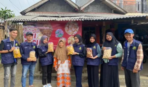 Mahasiswa Universitas Djuanda saat melakukan kuliah kerja nyata di Desa Cimande, Kecamatan Caringin, Kabupaten Bogor. Foto : Daniswara Mahendra Putra/Jabarekspres.com