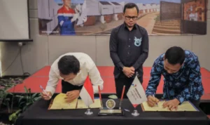 Wali Kota Bogor Bima Arya menyaksikan prosesi penandatanganan perjanjian kerjasama antara Dinas Koperasi UKM Kota Bogor dengan PGN. (Yudha Prananda / Jabar Ekspres)