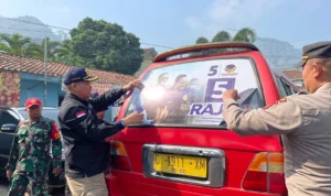 Stiker APK Caleg hingga kaca film gelap ditertibkan oleh Dishub Kabupaten Bandung Barat. Kamis (10/23). Foto Jabarekspres