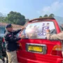 Stiker APK Caleg hingga kaca film gelap ditertibkan oleh Dishub Kabupaten Bandung Barat. Kamis (10/23). Foto Jabarekspres