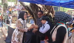 Wabup Cirebon Ayu saat menghadiri kegiatan di penangkaran kura-kura belawa / Ayu