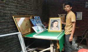Seniman bingkai Pusaka Frame, Sarif ibrahim (28) berfose ditempat pembingkaian di Sumedang, Jawa Barat, Jumat, 11 Agustus 2023. Jabar Ekspres/Dedi Suhandi.