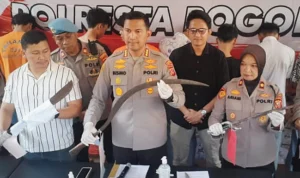 Nekat Bawa Sajam untuk Tawuran, 11 Pelajar Diamankan Polresta Bogor Kota Kapolresta Bogor Kota, Kombes Pol Bismo Teguh Prakoso saat menunjukkan sejumlah barang bukti kepemilikan senjata tajam dari para pelajar di Mapolresta Bogor Kota, Jumat (11/8). (Yudha Prananda / Jabar Ekspres)