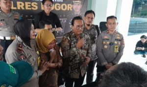 Siti Mauliah bersama kuasa hukumnya saat mendatangi Polres Bogor. Foto: Daniswara Mahendra/Jabarekspres.com
