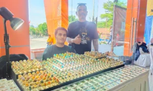 Iwan Gumilar (46) salah seorang panitia dalam acara kontes batu mulia dan pirus Indonesia yang digelar di Sumedang pada Minggu, 13 Agustus 2023. Jabar Ekspres/Dedi Suhandi.