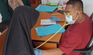 Hanya di Klinik Ini, Warga Bandung Barat Dapat Pengobatan Gratis dengan Bayar Pakai Sampah Dokter di Klinik Rumah Sehat Mitra Enviro tengah melakukan pemeriksaan kesehatan warga. Senin (14/8). Foto Namasindo Plas