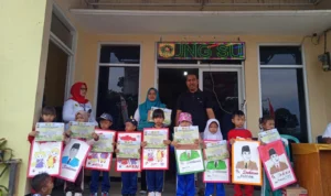 Kepala Desa Ciadeg Wahyu Rahayu saat memberikan penghargaan kepada anak-anak dalam lomba mewarnai HUT RI. Foto : Sandika Fadilah Jabarekspres.com