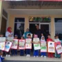 Kepala Desa Ciadeg Wahyu Rahayu saat memberikan penghargaan kepada anak-anak dalam lomba mewarnai HUT RI. Foto : Sandika Fadilah Jabarekspres.com