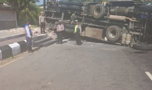 Satu Unit Truk Bermuatan Hebel Terguling di Jalan Nagreg, Arus Lalu Lintas Sempat Terhenti Truk bermuatan hebel terguling di Nagreg menyebabkan arus lalu lintas sempat terhenti. Jabar Ekspres/Agi.
