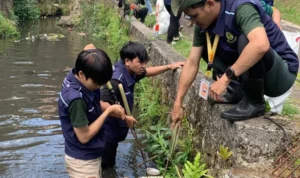 Mahasiswa FISIPKOM Universitas Djuanda Laksanakan Aksi Bersih Sungai bersama Masyarakat dan Pemdes Leuwimalang