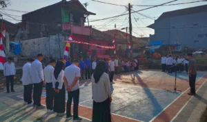 Peringati HUT ke-78 RI, Warga Cipoho Sukabumi Gelar Upacara Bendera hingga Perlombaan Masyarakat Cipoho RW 05, Sukabumi, Jawa Barat melakukan Upacara bendera HUT ke-78 RI. Jabar Ekspres/Riki Achmad.