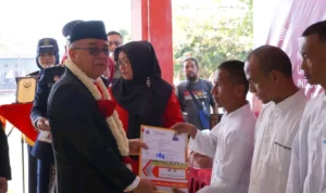 Wakil Bupati Sukabumi, H. Iyos Somantri saat memberikan SK Remisi kepada narapidana di Lapas kelas IIB Warungkiara. Sumber: Dokpim Kabupaten Sukabumi.