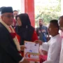 Wakil Bupati Sukabumi, H. Iyos Somantri saat memberikan SK Remisi kepada narapidana di Lapas kelas IIB Warungkiara. Sumber: Dokpim Kabupaten Sukabumi.