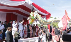 Warga Kabupaten Bandung Barat meriahkan peringatan HUT ke-78 RI dengan karnaval. Jabar Ekspres/Suwitno.