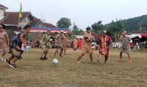 Keseruan Lomba 17 Agustusan di Sumedang, Pemain Sepak Bola Kenakan Daster Permainan sepak bola dalam rangka perlombaan hari kemerdekaan ke-78 Republik Indonesia, Jumat, 18 Agustus 2023. Jabar Ekspres/Dedi Suhandi.