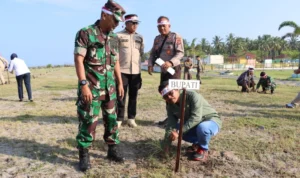 Antisipasi Abrasi, Polres Agam Tanam Pohon di Pantai Tornado