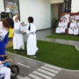 Instruktur Safety Riding DAM, Nofa Ismiati & Tamy Pratama memberikan edukasi keselamatan berkendara untuk siswa-siswi Sekolah Dasar Negeri 061 Cijerah Kota Bandung pada sesi praktek di area kids park Safety Riding Center DAM.