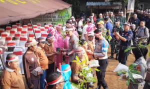 Kapolresta Bogor Kota, Kombes Pol Bismo Teguh Prakoso bersama lapisan masyarakat saat memulai gerakan penanaman pohon di Kampung Sicapit, Semplak, Kecamatan Bogor Barat, Rabu (23/8). (Yudha Prananda / Jabar Ekspres)
