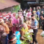 Kapolresta Bogor Kota, Kombes Pol Bismo Teguh Prakoso bersama lapisan masyarakat saat memulai gerakan penanaman pohon di Kampung Sicapit, Semplak, Kecamatan Bogor Barat, Rabu (23/8). (Yudha Prananda / Jabar Ekspres)