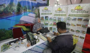 Pengunjung saat membeli tiket wisata Villa khayangan. Foto : Sandika Fadilah/Jabarekspres.com