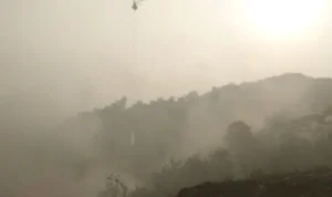 Helikopter Water Bombing Tembakan 140 Peluru Air di Pemadaman TPA Sarimukti Helikopter water bombing saat menembakan peluru air ke titik api di TPA Sarimukti, Kecamatan Cipatat, KBB. Sabtu (26/8). Foto Jabarekspres