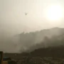 Helikopter water bombing saat menembakan peluru air ke titik api di TPA Sarimukti, Kecamatan Cipatat, KBB. Sabtu (26/8). Foto Jabarekspres