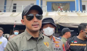 Ratusan Jiwa Alami ISPA, Hengky Kurniawan Relokasi Warga ke Tempat yang Jauh dari Asap Bupati Bandung Barat Hengky Kurniawan usai meninjau Posko Kesehatan korban dampak asap kebakaran TPA Sarimukti. Sabtu (26/8). Foto Jabarekspres
