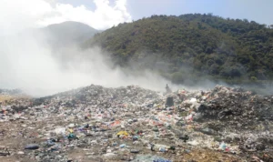 TPAS Cibeureum Sumedang Tak Miliki Alat Timbang? kondisi tumpukan sampah di TPAS diselimuti kepulan asap hasil sampah yang terbakar, Sabtu 26 Agustus 2023. (Je/ Dedi Suhandi)